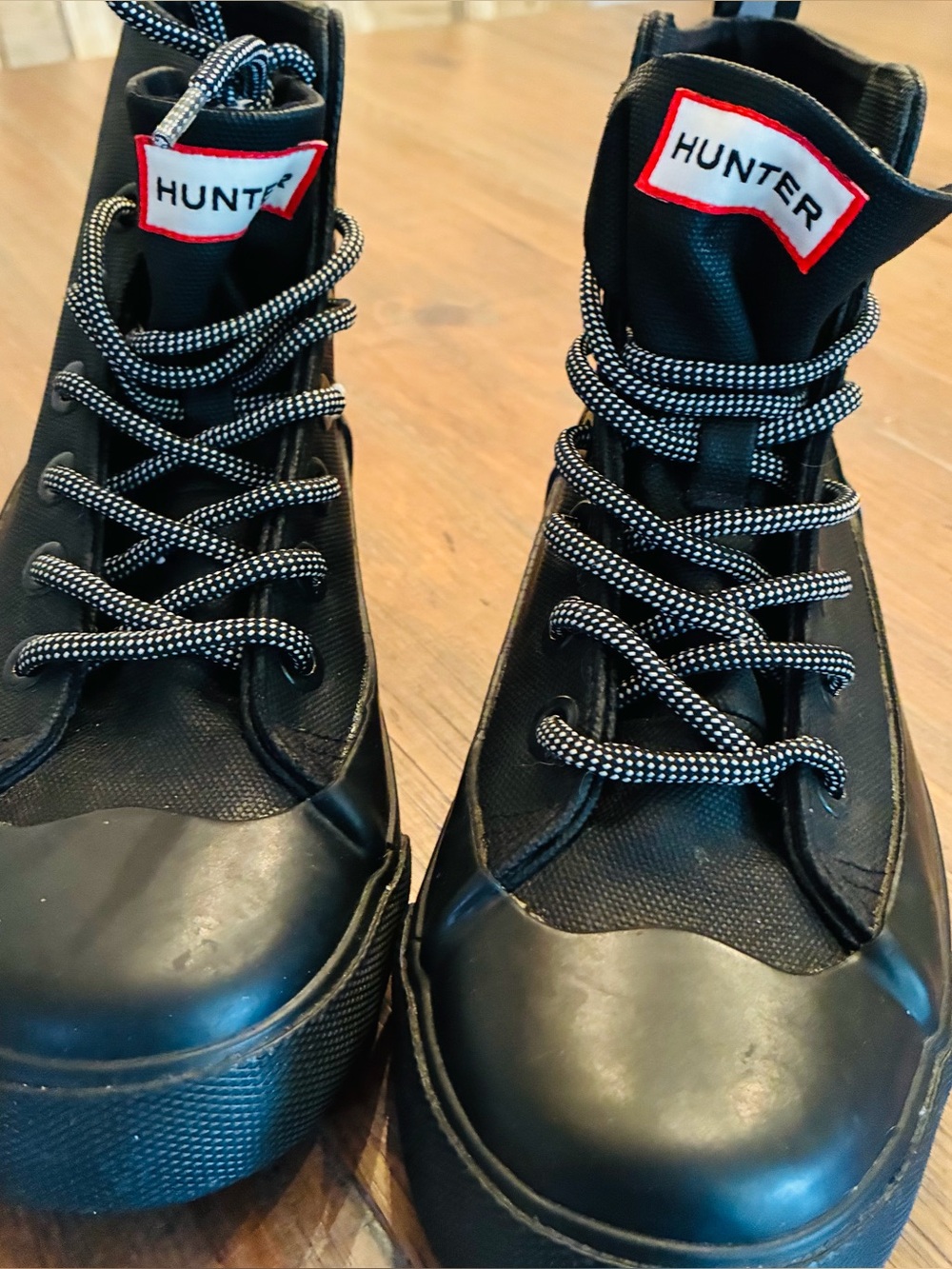 Hunter high top waterproof lace up boots. Unisex M-5 W- 7